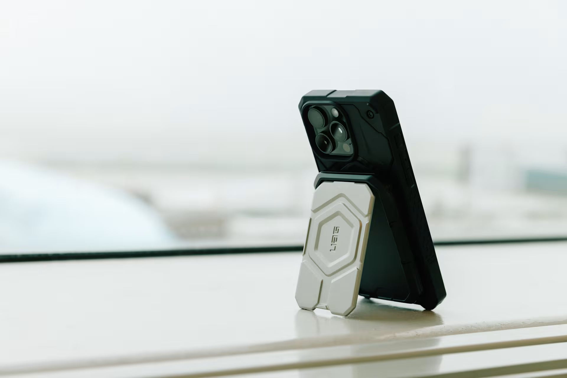 UAG Magnetic Wallet With Stand